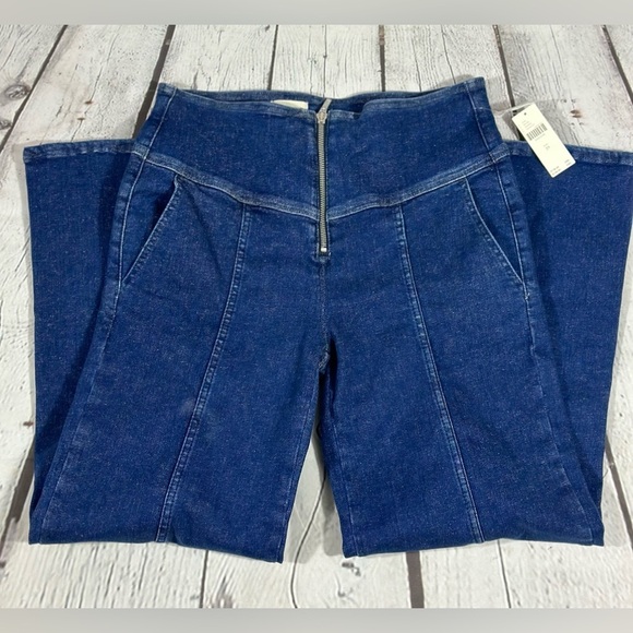 Pilcro NWT Seamed Mid-Rise Crop Flare Jeans, Fender Wash, Size 29 - Picture 5 of 9